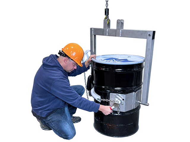 Sujete el bidón en el soporte con la cadena de cincha y el trinquete