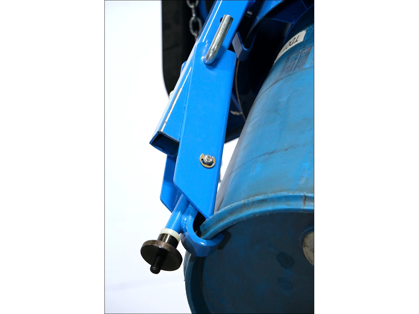 While dispensing drum, the Top Rim Clamp Kit prevents it from slipping length-ways