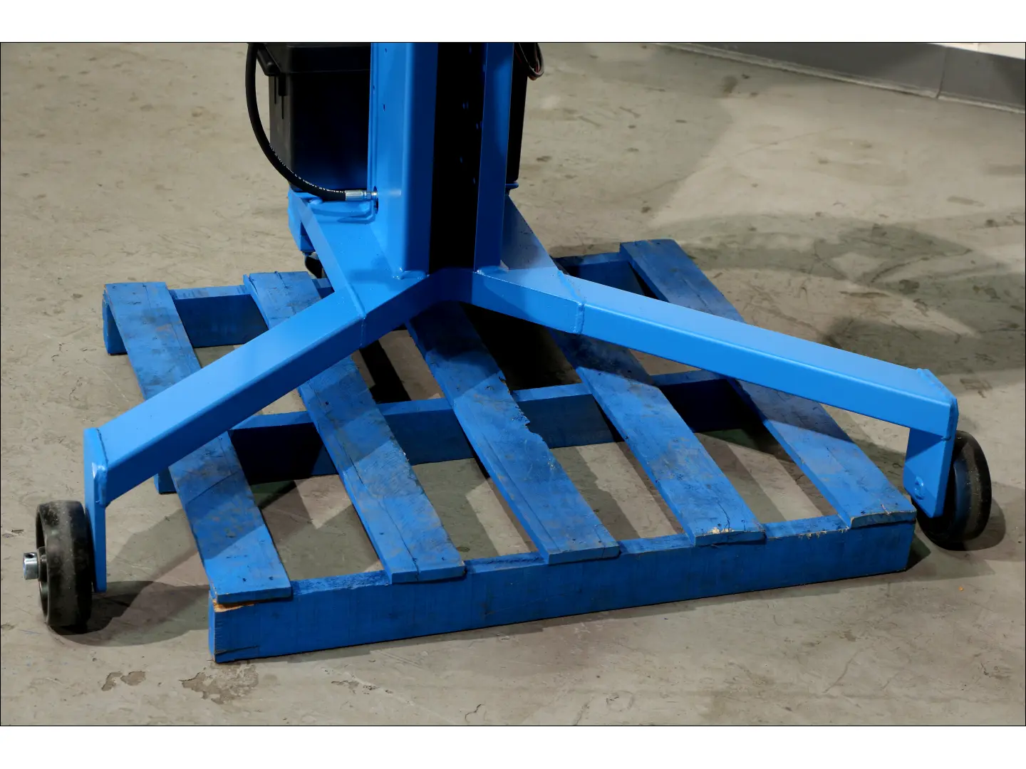 82 Series Base spans a pallet up to 41" (104 cm) wide and 7" (18 cm) tall